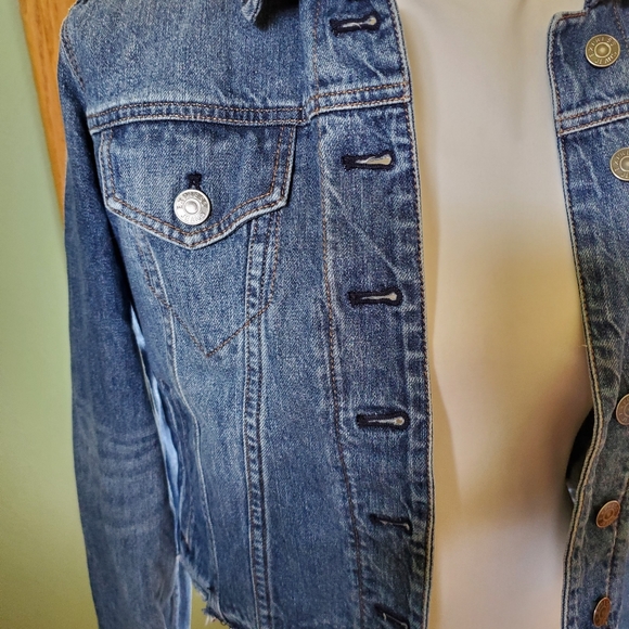 Express small petite cropped jean jacket. - Picture 2 of 6